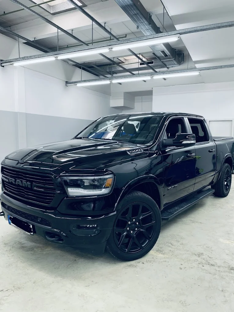 Detailarbeit an der Fahrzeugfront