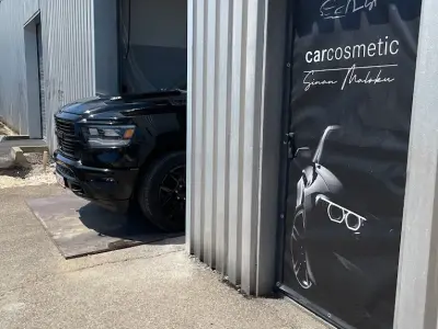 Fahrzeug vor der Werkstatt - Aufbereitung abgeschlossen