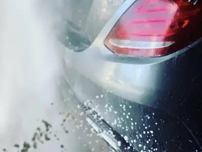 Handwäsche - Detailarbeit am Heck