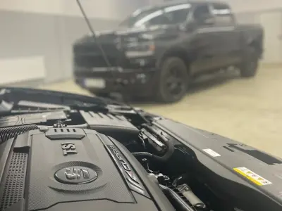 Motorraum-Reinigung und Aufbereitung