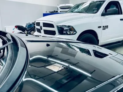 Fahrzeug in der Werkstatt während der Aufbereitung