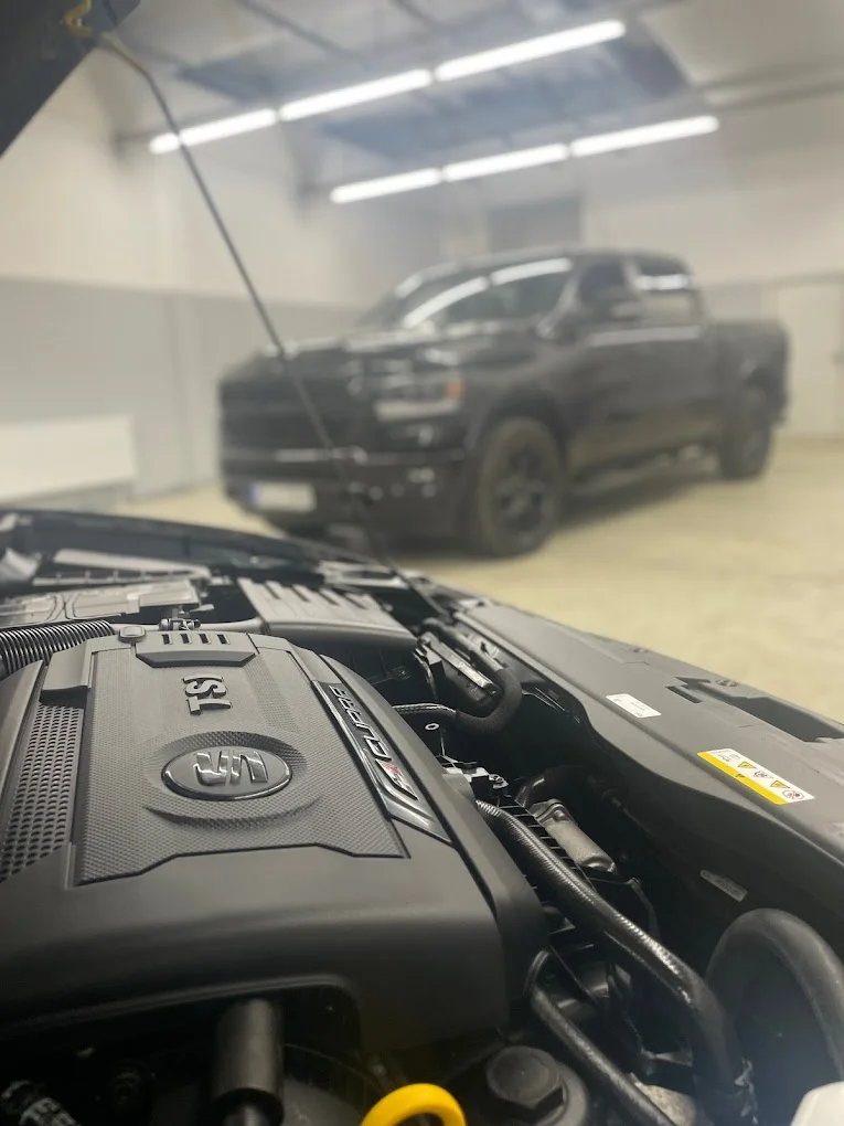 Motorraum-Reinigung und Aufbereitung