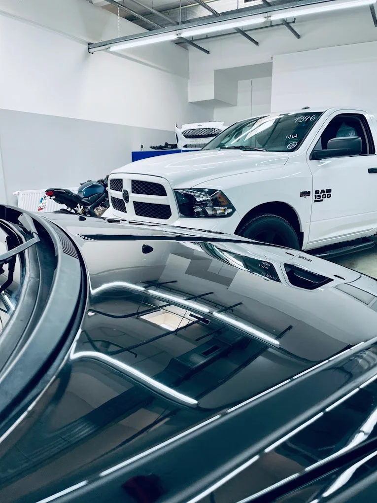 Fahrzeug in der Werkstatt während der Aufbereitung